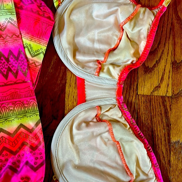 Tara Grinna 2pc.Gorgeous Peach,pink&gold. Both pcs lined.Underwire.Gently worn - Picture 4 of 6